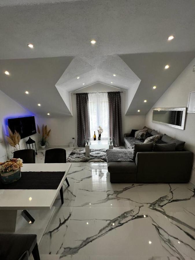 Luxury Apartment Megy Оточац Екстер'єр фото