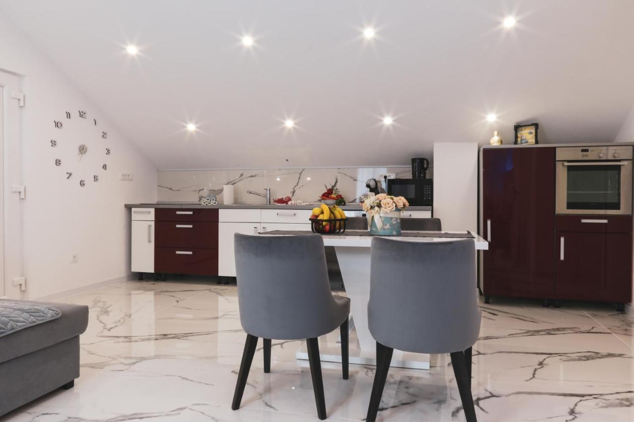 Luxury Apartment Megy Оточац Екстер'єр фото