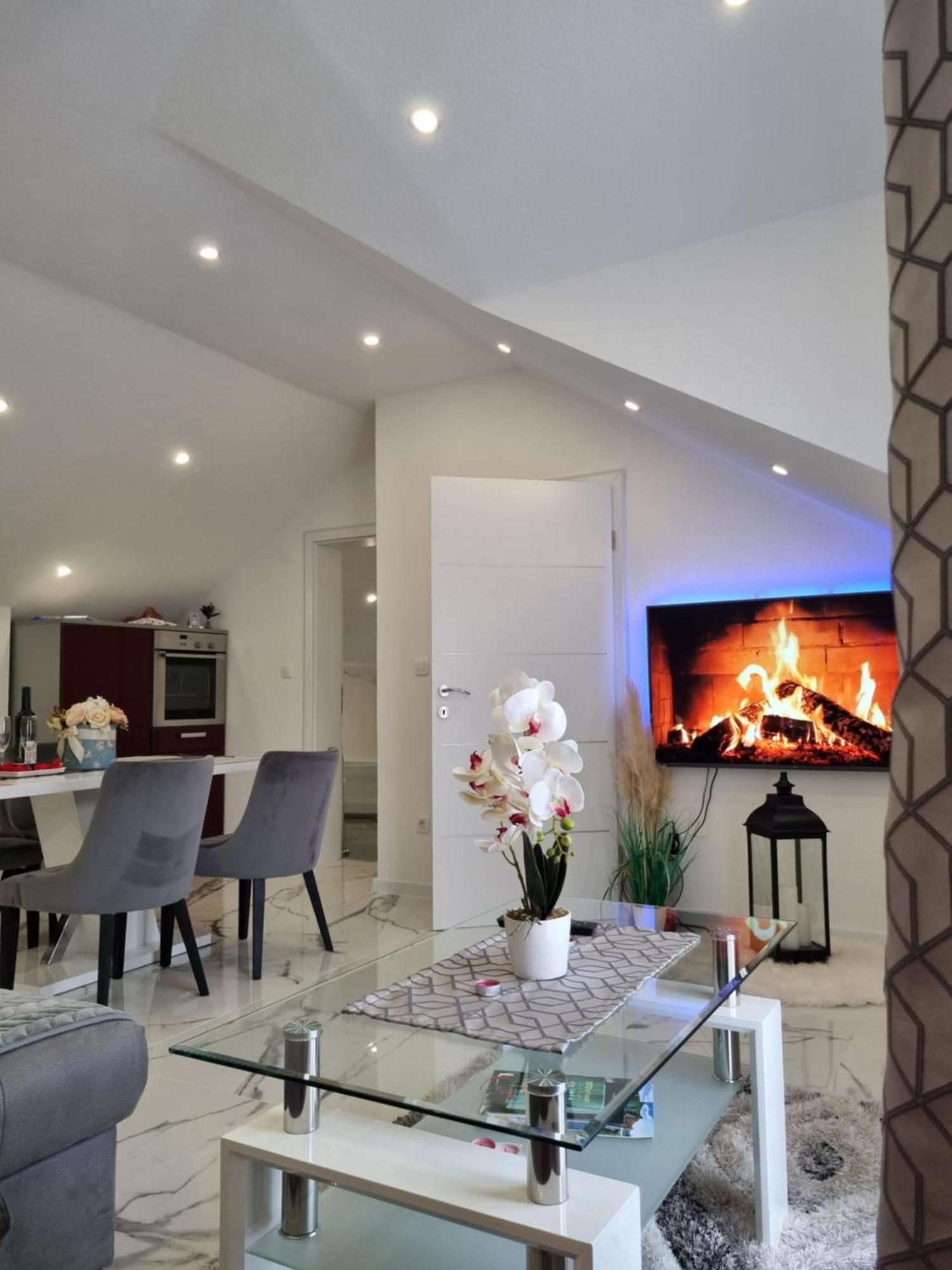 Luxury Apartment Megy Оточац Екстер'єр фото