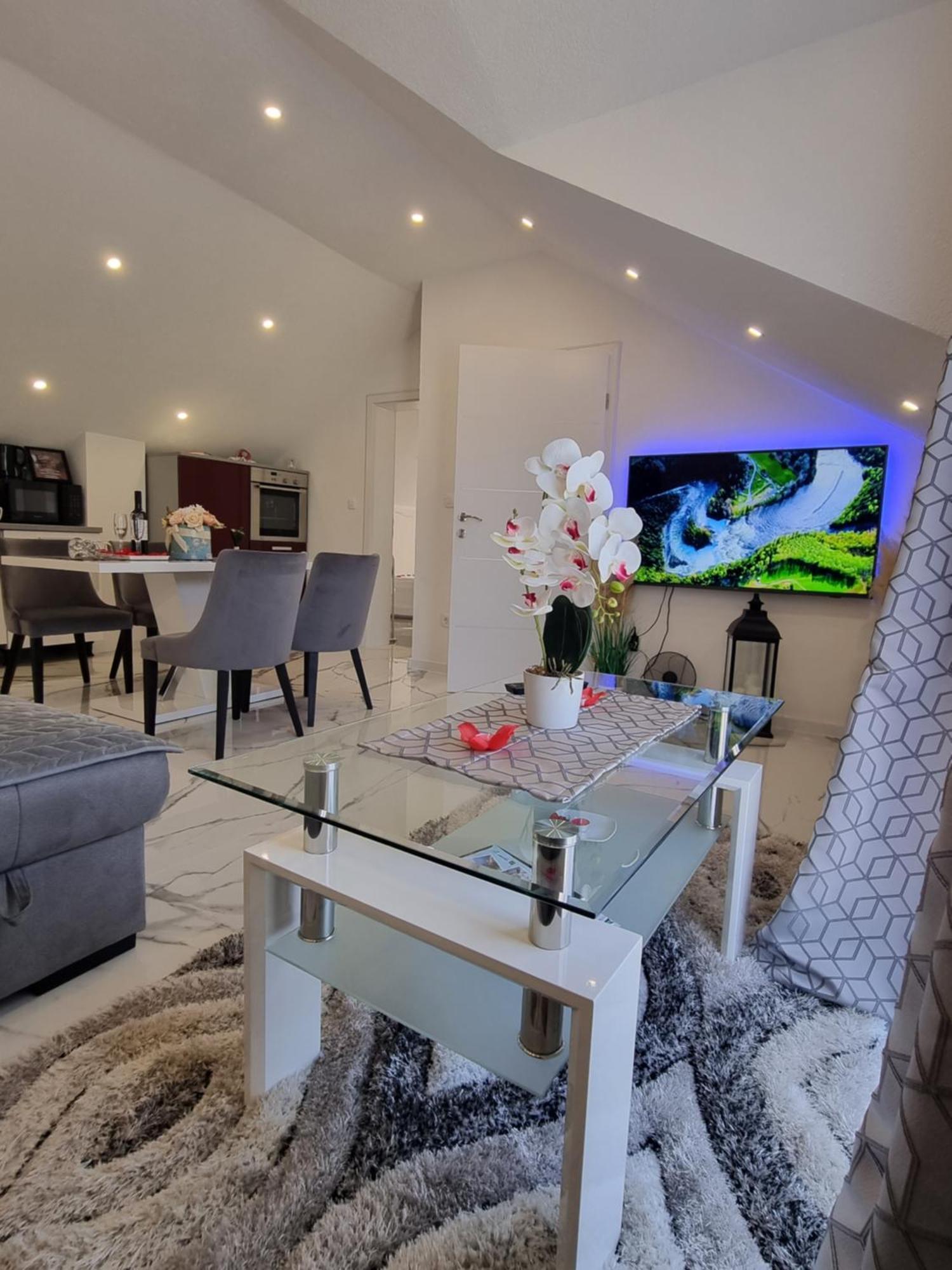 Luxury Apartment Megy Оточац Екстер'єр фото