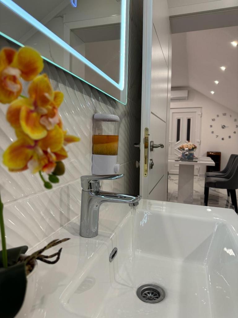 Luxury Apartment Megy Оточац Екстер'єр фото