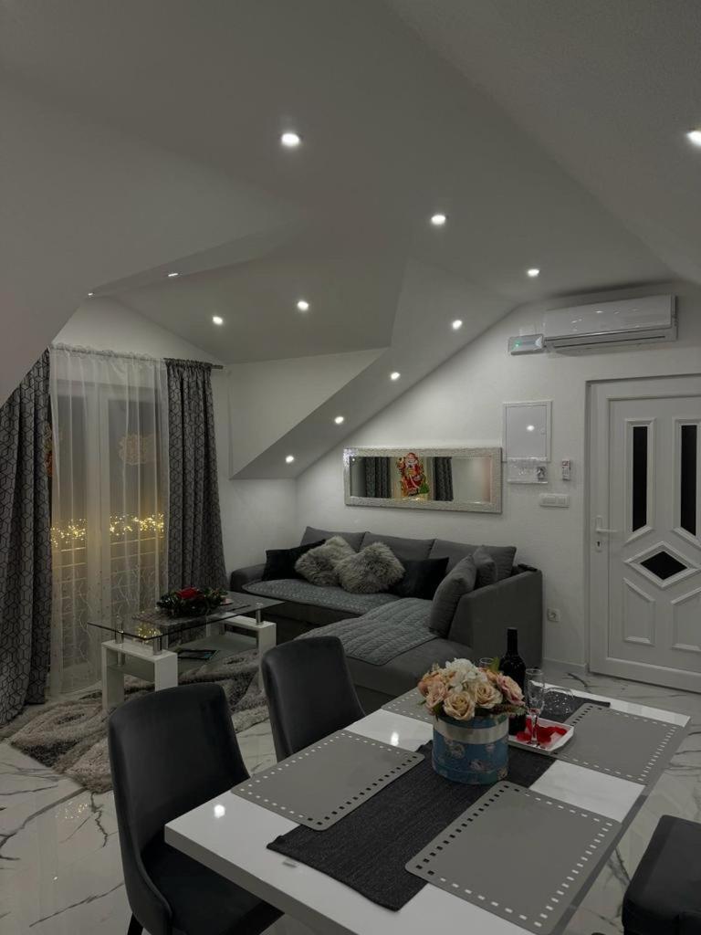 Luxury Apartment Megy Оточац Екстер'єр фото