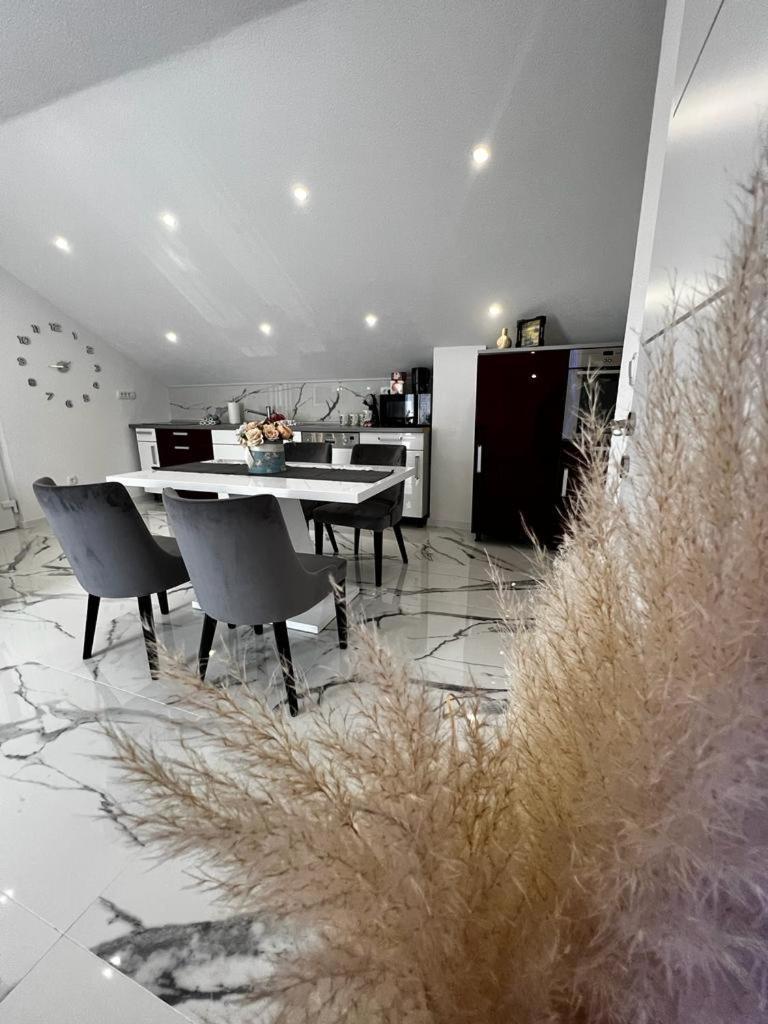 Luxury Apartment Megy Оточац Екстер'єр фото