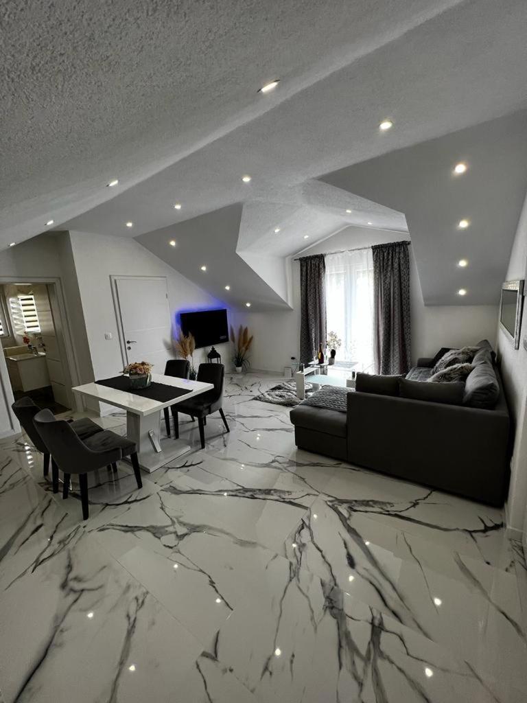 Luxury Apartment Megy Оточац Екстер'єр фото