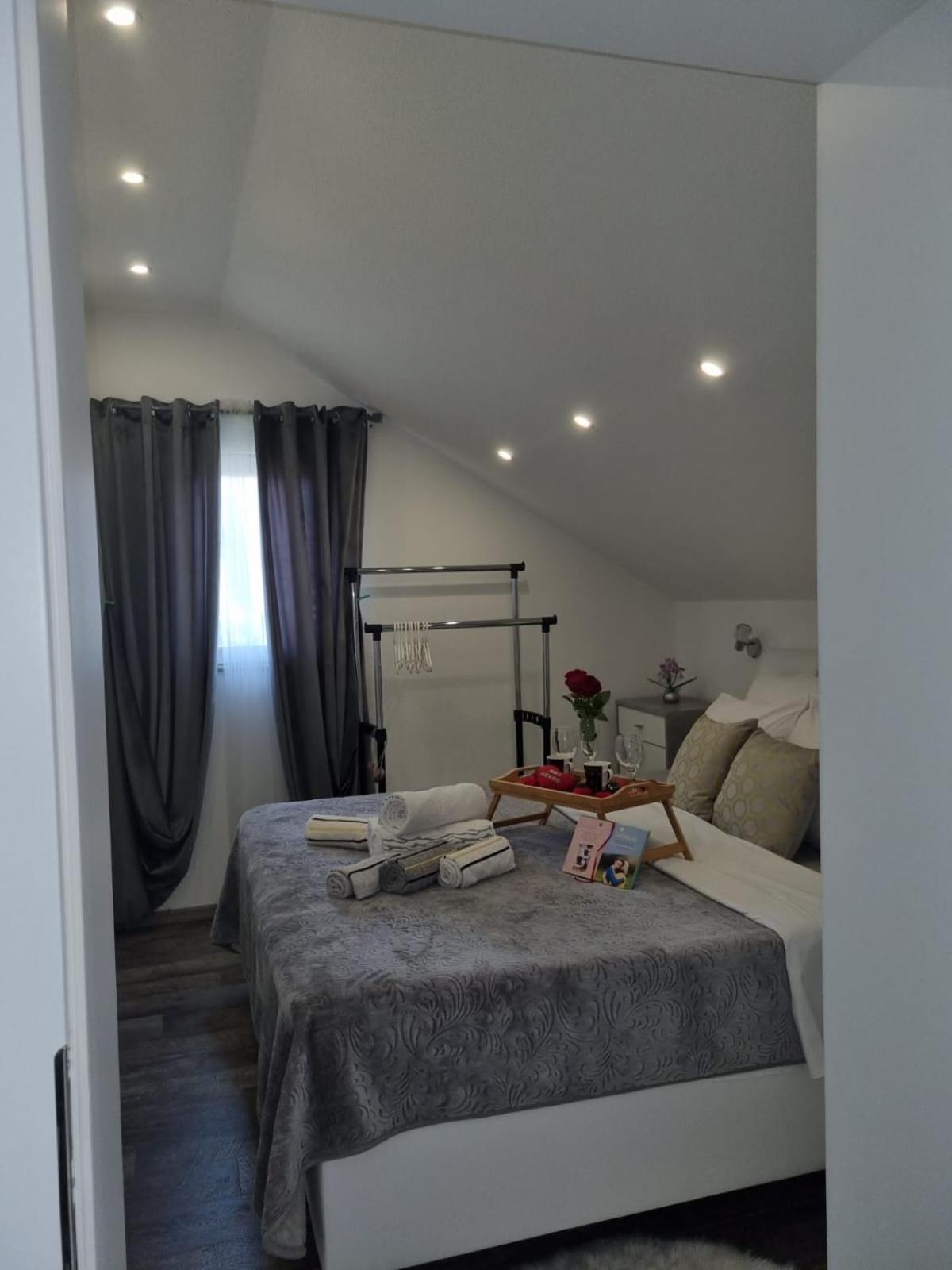Luxury Apartment Megy Оточац Екстер'єр фото